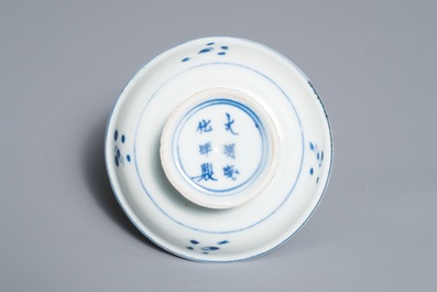 Une petite coupe sur piedouche en porcelaine de Chine bleu et blanc, marque de Chenghua, Wanli