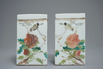 Een paar vierkante Chinese qianjiang cai dekselpotten, 19/20e eeuw