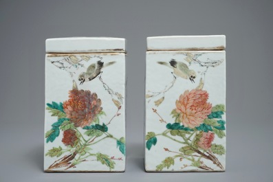 Une paire de pots couverts de forme carr&eacute; en porcelaine de Chine qianjiang cai, 19/20&egrave;me