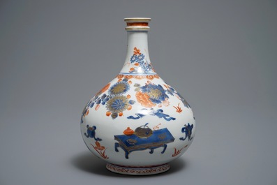 Un vase de forme bouteille en porcelaine de Chine de style Imari, Kangxi