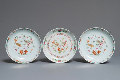 Trois assiettes aux carpes en porcelaine de Chine famille rose, Qianlong
