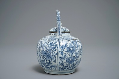 Un pot &agrave; vin et son couvercle en porcelaine de Chine bleu et blanc de type kraak, Wanli