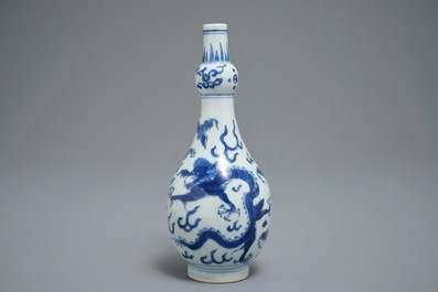 Un vase en porcelaine de Chine bleu et blanc &agrave; d&eacute;cor de dragons, &eacute;poque Transition