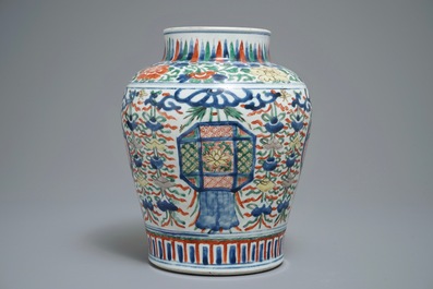 Un vase en porcelaine de Chine wucai aux embl&egrave;mes bouddhistes, &eacute;poque Transition, Chongzhen/Shunzhi
