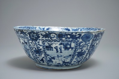 Un grand bol en porcelaine de Chine bleu et blanc de type kraak aux panneaux figuratives, Wanli