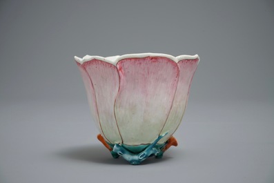 Une grande tasse et soucoupe en porcelaine de Chine famille rose en forme de magnolia, Yongzheng