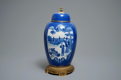 Un pot couvert en porcelaine de Chine bleu poudr&eacute; mont&eacute; en bronze dor&eacute;, 19&egrave;me