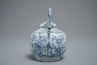 Un pot &agrave; vin et son couvercle en porcelaine de Chine bleu et blanc de type kraak, Wanli