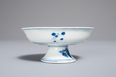 Une petite coupe sur piedouche en porcelaine de Chine bleu et blanc, marque de Chenghua, Wanli