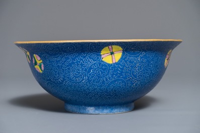 Un bol en porcelaine de Chine famille rose sur fond bleu sgraffiato, marque de Qianlong, 19&egrave;me