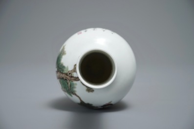 Un vase en porcelaine de Chine famille rose &agrave; d&eacute;cor de berg&egrave;res, marque de Qianlong, 20&egrave;me