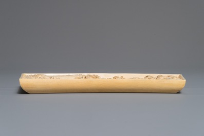 Un panneau en ivoire sculpt&eacute; sur socle en bois incrust&eacute;, Chine, 1&egrave;re moiti&eacute; du 20&egrave;me