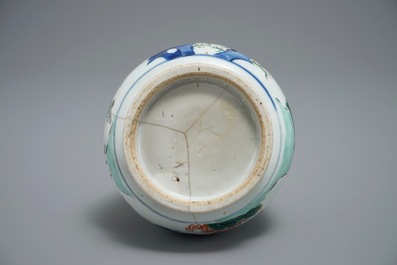 Een Chinese wucai taps toelopende penselenbeker met figurendecor, Transitie periode