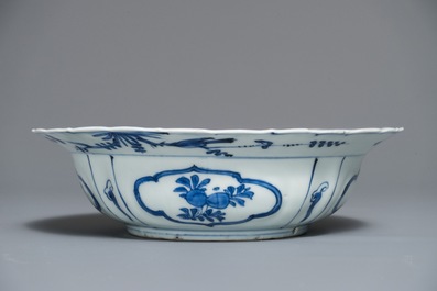 Un bol de type klapmuts en porcelaine de Chine bleu et blanc, Wanli