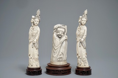 Trois figures en ivoire sculpt&eacute; sur socles en bois, Chine, 2&egrave;me moiti&eacute; du 19&egrave;me