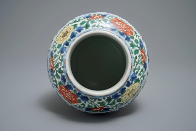 Un vase en porcelaine de Chine wucai aux embl&egrave;mes bouddhistes, &eacute;poque Transition, Chongzhen/Shunzhi