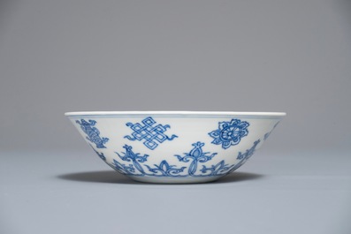 Un bol en porcelaine de Chine bleu et blanc aux symboles tao&iuml;stes, marque de Jiajing, Kangxi