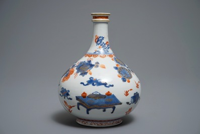 Een fraaie Chinese Imari-stijl flesvormige vaas, Kangxi