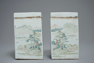 Une paire de pots couverts de forme carr&eacute; en porcelaine de Chine qianjiang cai, 19/20&egrave;me