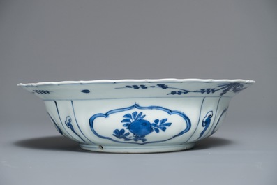 Un bol de type klapmuts en porcelaine de Chine bleu et blanc, Wanli