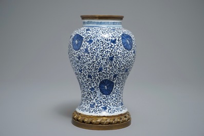 Un vase en porcelaine de Chine bleu et blanc dans sa monture en bronze dor&eacute;, Kangxi