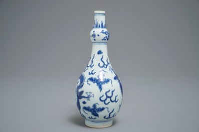 Un vase en porcelaine de Chine bleu et blanc &agrave; d&eacute;cor de dragons, &eacute;poque Transition