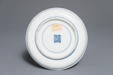 Une coupe en porcelaine bleu et blanc Ai-Kutani de Japon &agrave; d&eacute;cor de deux cerfs, Edo, 17&egrave;me