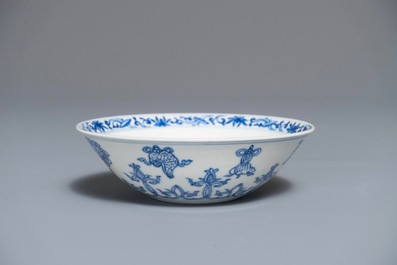 Un bol en porcelaine de Chine bleu et blanc aux symboles tao&iuml;stes, marque de Jiajing, Kangxi