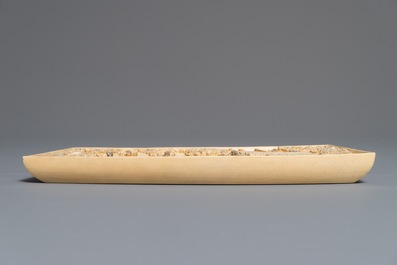 Een Chinees ivoren paneel met landschapdecor op ingelegde houten sokkel, 1e helft 20e eeuw