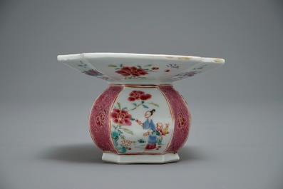 Un crachoir en porcelaine de Chine famille rose, Yongzheng/Qianlong