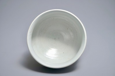 Een Chinese doucai wierookbrander met figuren in een landschap, Chenghua merk, Kangxi