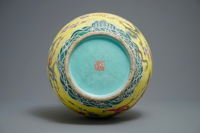 Un vase de forme hu en porcelaine de Chine famille rose &agrave; fond jaune, marque de Qianlong, 20&egrave;me