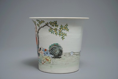 Un pot &agrave; fleurs en porcelaine de Chine famille rose &agrave; d&eacute;cor de gar&ccedil;ons jouants, R&eacute;publique, 20&egrave;me
