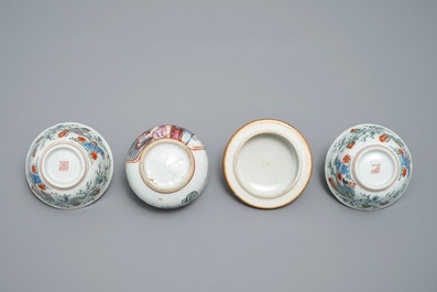 Une paire de tasses et soucoupes et un pochon couvert en porcelaine de Chine de type Amsterdams Bont, Qianlong