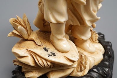 Un groupe en ivoire sculpt&eacute; figurant une femme et son fils, 1&egrave;re moiti&eacute; du 20&egrave;me