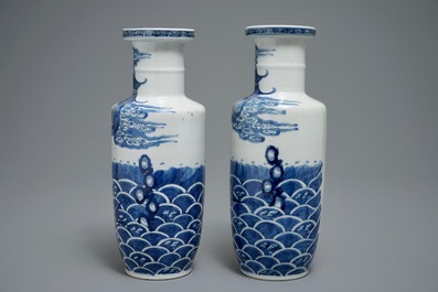 Een paar Chinese blauwwitte rouleau vazen met karpers, Kangxi merk, 19e eeuw