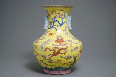 A Chinese famille rose yellow-ground hu vase with dragons, Qianlong mark, 20e eeuw