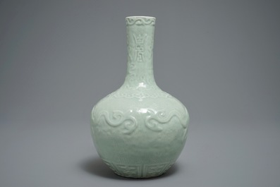 Un vase de forme bouteille en porcelaine de Chine c&eacute;ladon &agrave; d&eacute;cor en relief, marque de Qianlong, 19/20&egrave;me