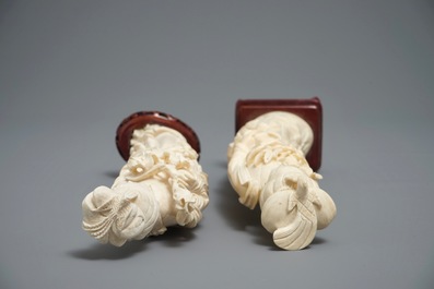 Twee Chinese ivoren figuren van dames met bloesems, 1e helft 20e eeuw