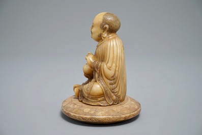 A Chinese carved Shoushan soapstone figure on inscribed base, 19/20th C.