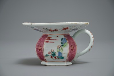 Un crachoir en porcelaine de Chine famille rose, Yongzheng/Qianlong