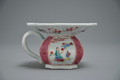 Een Chinese famille rose kwispedoor, Yongzheng/Qianlong