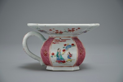 Un crachoir en porcelaine de Chine famille rose, Yongzheng/Qianlong