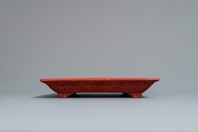 Un pr&eacute;sentoir rectangulaire en laque rouge &agrave; d&eacute;cor de figures dans un paysage, Chine, 18/19&egrave;me