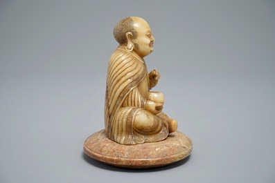 A Chinese carved Shoushan soapstone figure on inscribed base, 19/20th C.