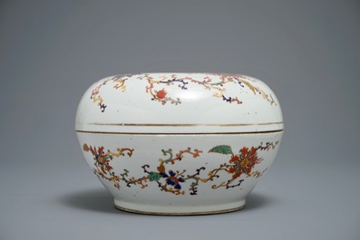 A Chinese famille rose box and cover with floral design, Zhou Shunxing mark, 19/20th C.