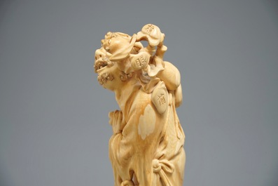 A fine Chinese carved ivory figure of Li Tieguai, 18/19th C.