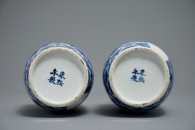 Een paar Chinese blauwwitte rouleau vazen met karpers, Kangxi merk, 19e eeuw