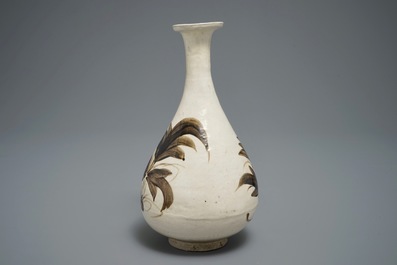 Un vase de type cizhou &agrave; d&eacute;cor floral, Chine, prob. Song