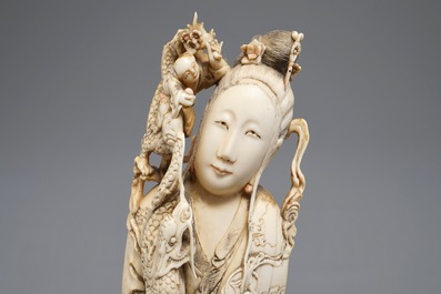 Een Chinese ivoren figuur van een onsterfelijke met fabeldieren, 19e eeuw